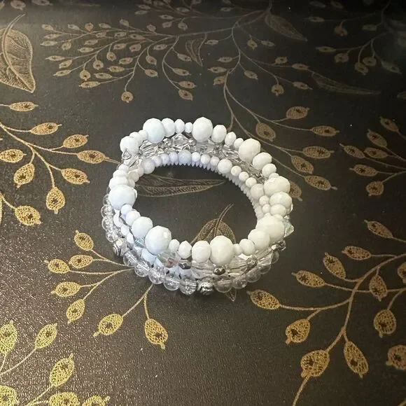 White Memory wire Beaded Bracelet. 5 strands connected. - Picture 5 of 5